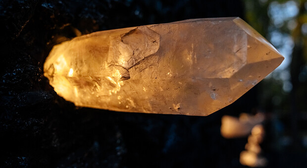 «Кристаллическая стена плача» Марины Абрамович в Бабьем Яру: как выглядит и что означает новый арт-объект