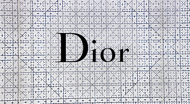 Dior представил новое лицо женской коллекции платьев и косметики