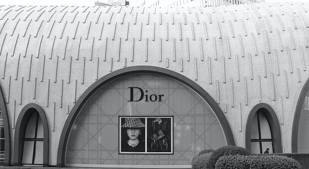 Зірка серіалу «Хід королеви» стала глобальною амбасадоркою Dior