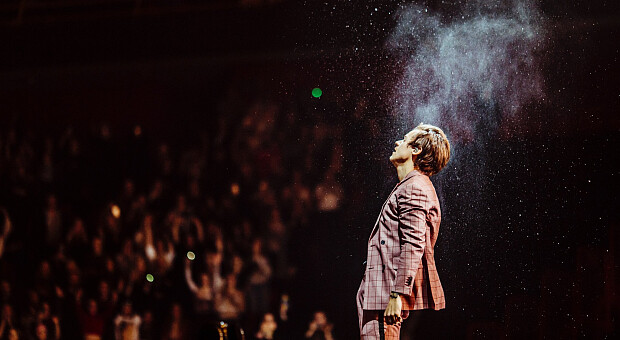 Гарри Стайлс устроил вечеринку в честь Хеллоуина и перевоплотился в Дороти из «Страны Оз»