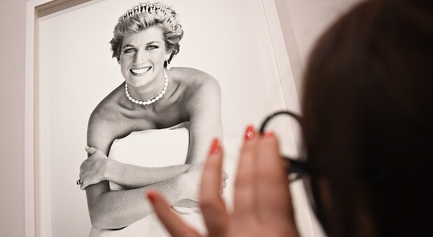 «Платье мести». Элизабет Дебики повторила образ принцессы Ди для сериала «Корона»