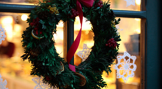 Гірлянди, вінки та ялинкові іграшки: як прикрасити дім до Нового року та Різдва