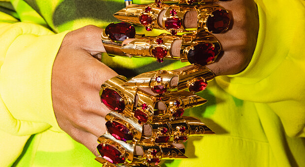 Серьги, ожерелья, чокеры и перчатки с камнями: топ-10 мужских аксессуаров из коллекции Dolce & Gabbana Осень-Зима 2022/23