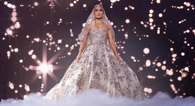 Кожаный топ, куртка и украшения Bulgari: промо-кадры к фильму «Выйду за тебя» с Дженнифер Лопес