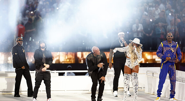 Dr. Dre, Эминем и 50 Cent. Звездные рэперы устроили шоу на «Супербоуле»