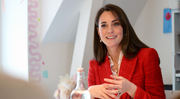 В красном жакете от Zara. Кейт Миддлтон отправилась в самостоятельное путешествие