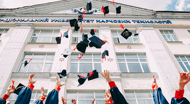 Вища освіта в часи війни: як вступити до університету та де навчатися студентам-переселенцям