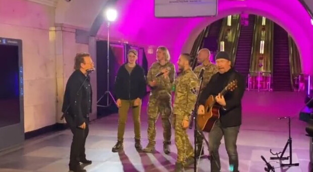 Культовий гурт U2 у Києві дав концерт в метро на підтримку українців: як це було. Відео