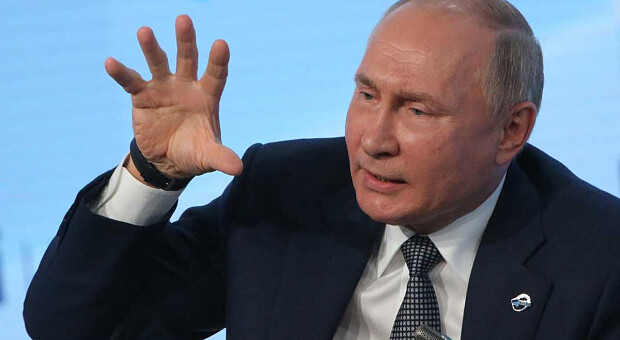 «Братські обійми»: Путін спростив отримання громадянства рф для українців