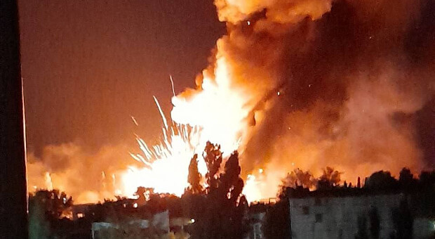 Erkakning eshagini yalab, barmogi bilan sikadi