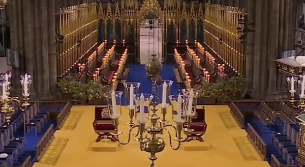 В день коронації Вестмінстерське абатство застелили килимами кольорів українського прапору