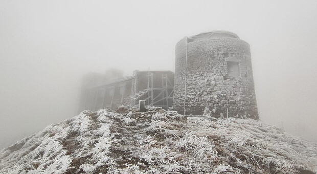 У Карпати прийшла справжня зима: гору Піп-Іван засипало снігом — фото