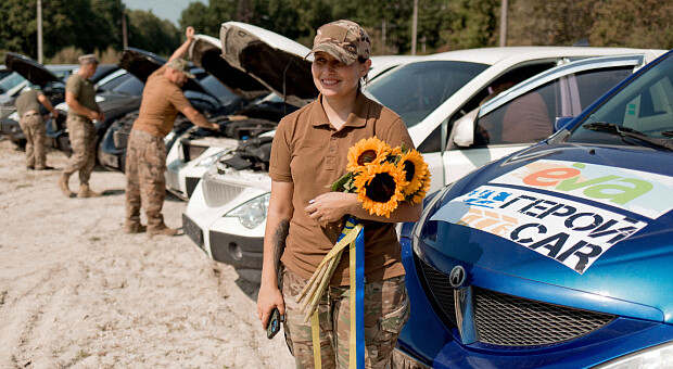 38 автівок на фронті: як мережа EVA допомагає купувати транспорт для ЗСУ