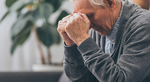 Травми від падінь у літньому віці можуть прискорити розвиток деменції – дослідження