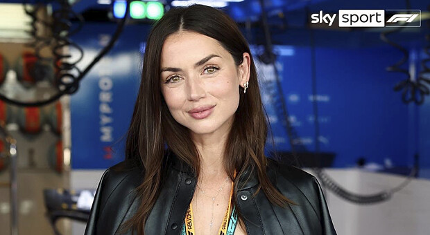 Акторка Ана де Армас з’явилася на Формула-1 Гран-прі Абу-Дабі та привітала переможця