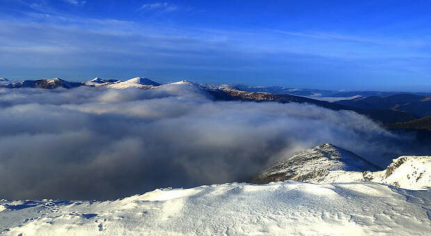 Рятувальник показав неймовірні фото засніжених Карпат