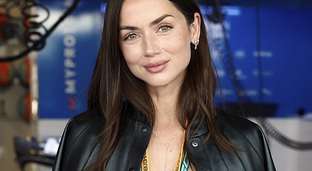 Ана де Армас відвідала Саудівську Аравію та показала затишну вуличну фотосесію