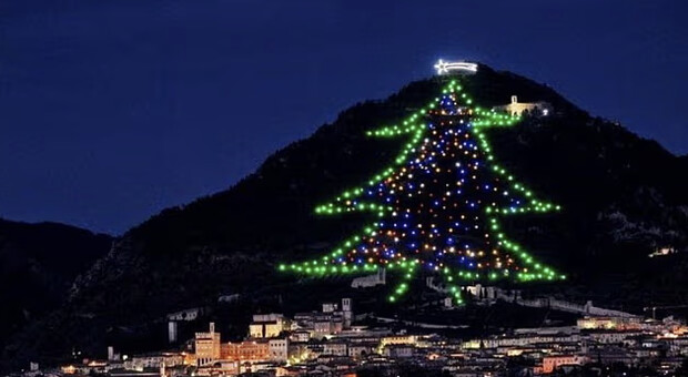 В Італії запалили найбільшу різдвяну ялинку у світі — як вона виглядає