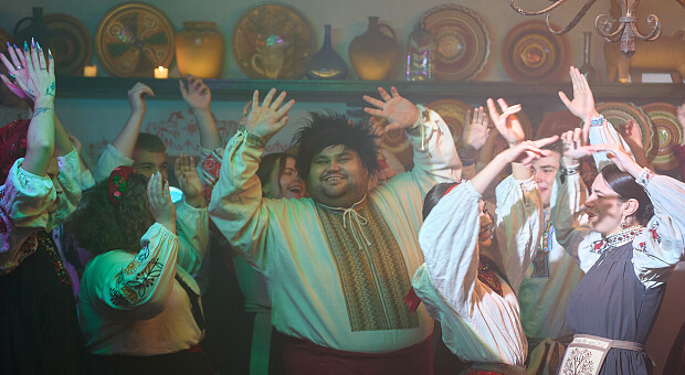 «Жив пес Сірко»: комік Василь Байдак зняв мюзикл за українськими казками для MEGOGO