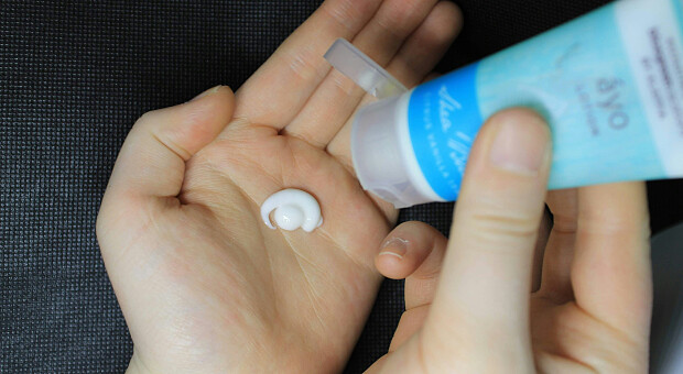 Чому в зимовий період важливо наносити крем на руки перед виходом на вулицю