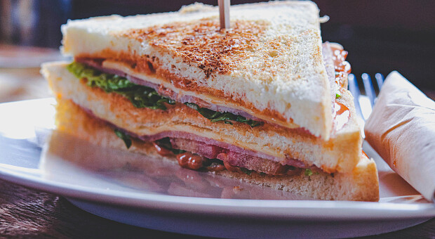 Смачна закуска за 5 хвилин: готуємо гарячі бутерброди з того, що є в холодильнику