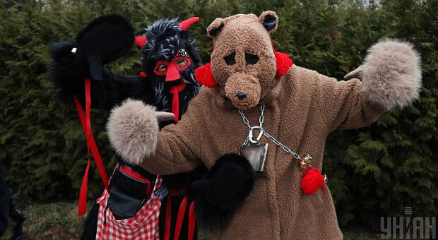 Рядяться в чортів, водять козу і пірнають в ополонку: українські звичаї від Маланки до Водохреща