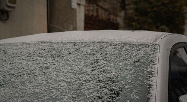 Чим швидко прибрати лід з лобового скла і що в жодному разі не можна використовувати