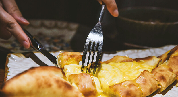 Без тіста і духовки: ліниві хачапурі, які виходять завжди