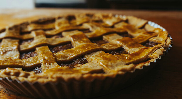 Ароматний яблучний пиріг без міксера: простий рецепт