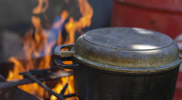 Стара каструля засяє: як відмити посуд від жиру і нагару за 5 хвилин без дорогої хімії