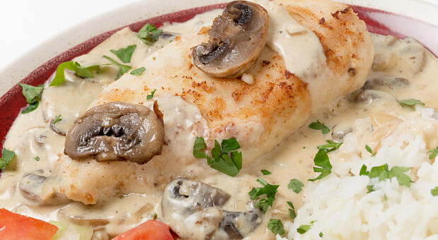 Ніжне куряче філе у вершковому соусі з грибами: вечеря, яка готується за 30 хвилин