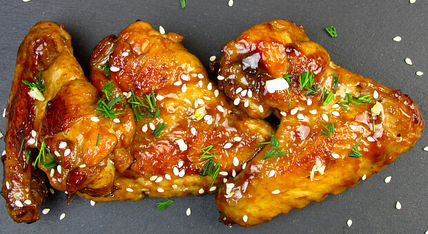 Соковиті курячі стегна з медово-гірчичною скоринкою: вечеря, яку захочеться повторити