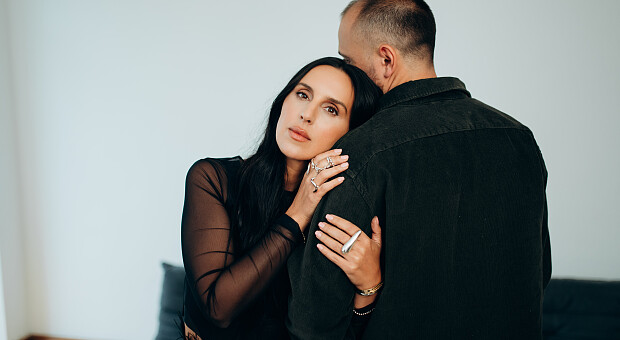 Джамала презентувала чуттєвий трек «Обіймай» до Дня закоханих: ніжне відео