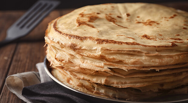 Ідеально до Масляної: найлегший рецепт млинців на кефірі