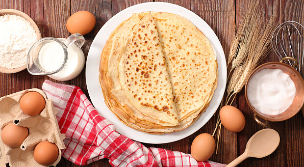 Всього на склянці молока. Як приготувати еластичні млинці на кип'ятку