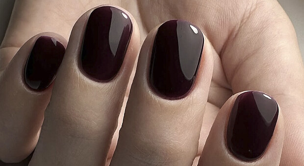 Манікюр після 50: кольори, які роблять руки молодшими