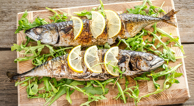 Запечена скумбрія з лимоном і травами: простий рецепт без запаху риби