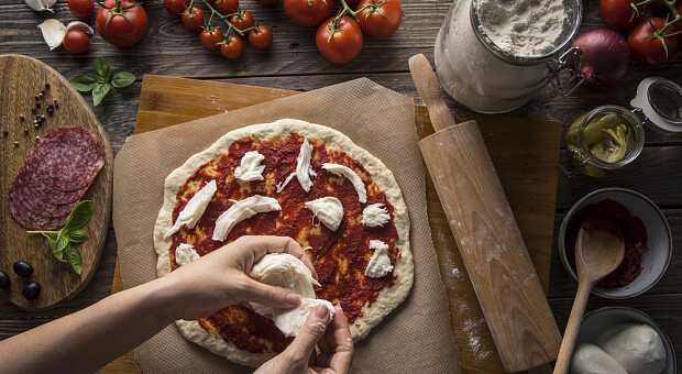 Як приготувати ідеальну домашню піцу: простий рецепт крок за кроком
