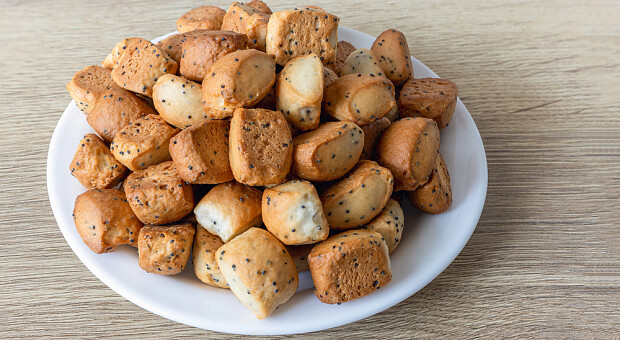 Як приготувати бюджетне макове печиво, яке довго буде м'яким