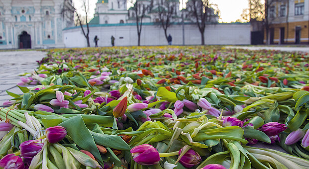 Мільйони тюльпанів на холодній бруківці: березень 2022-го у Києві, що вистояв