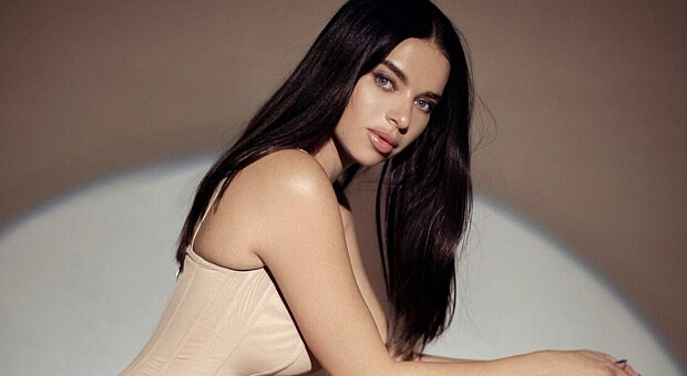 Дружина Олександра Усика показала стильну блузу, яка повернулася в моду у 2026